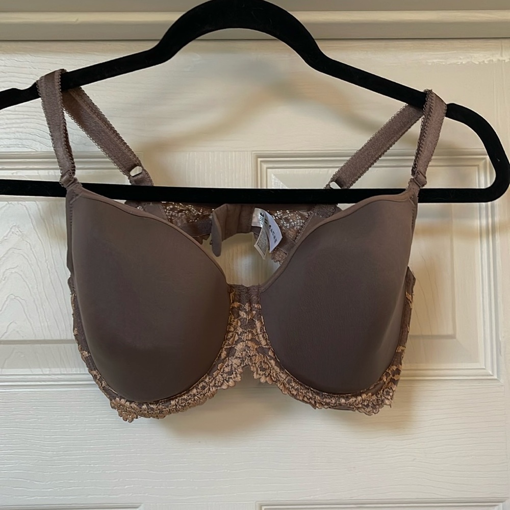Wacoal lightly lined underwire bra w/lace trim 38D
